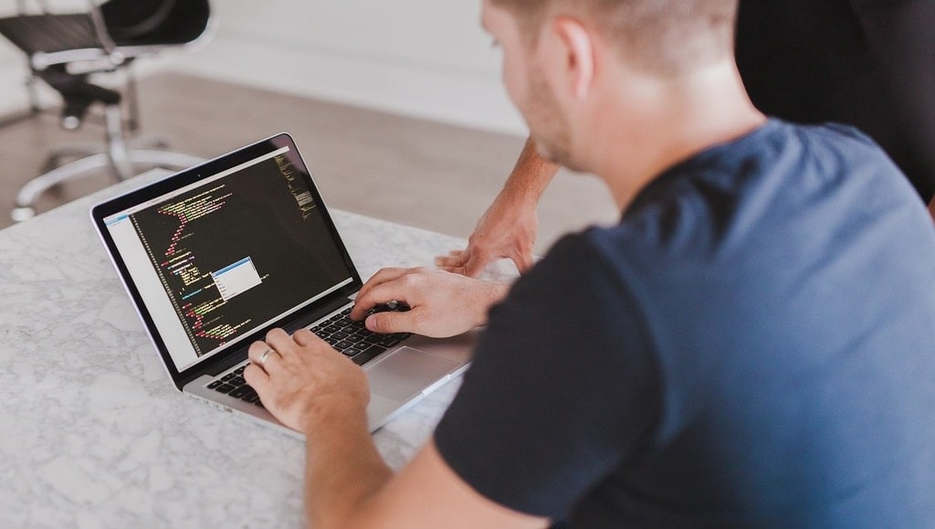 Quelle est la différence entre un développeur web et un webmaster ?